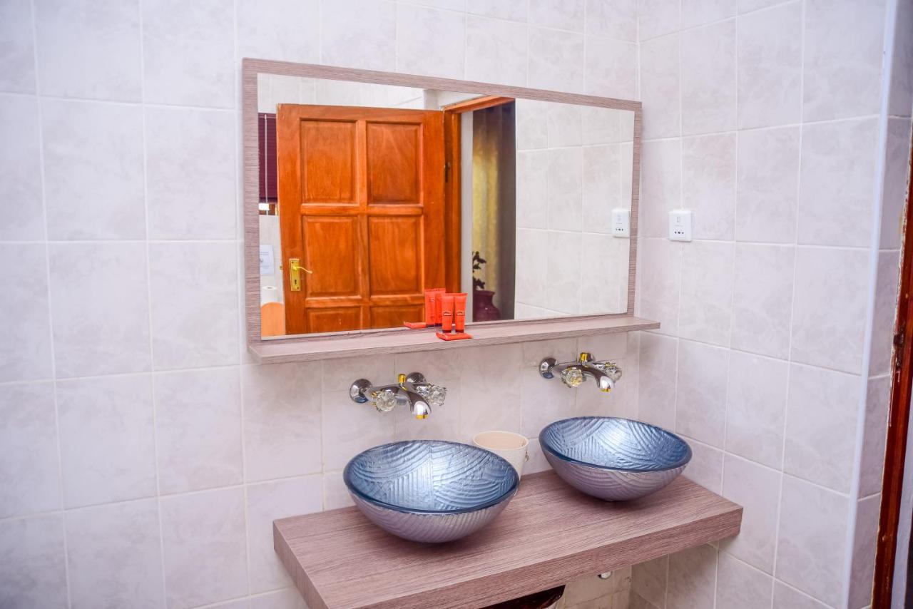 African Home Hotel Габороне Экстерьер фото