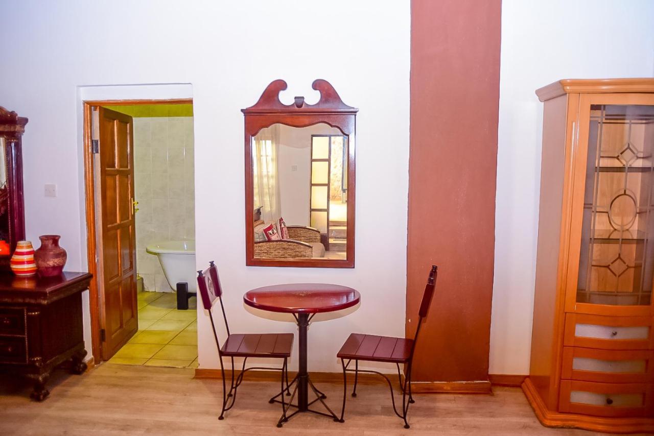 African Home Hotel Габороне Экстерьер фото