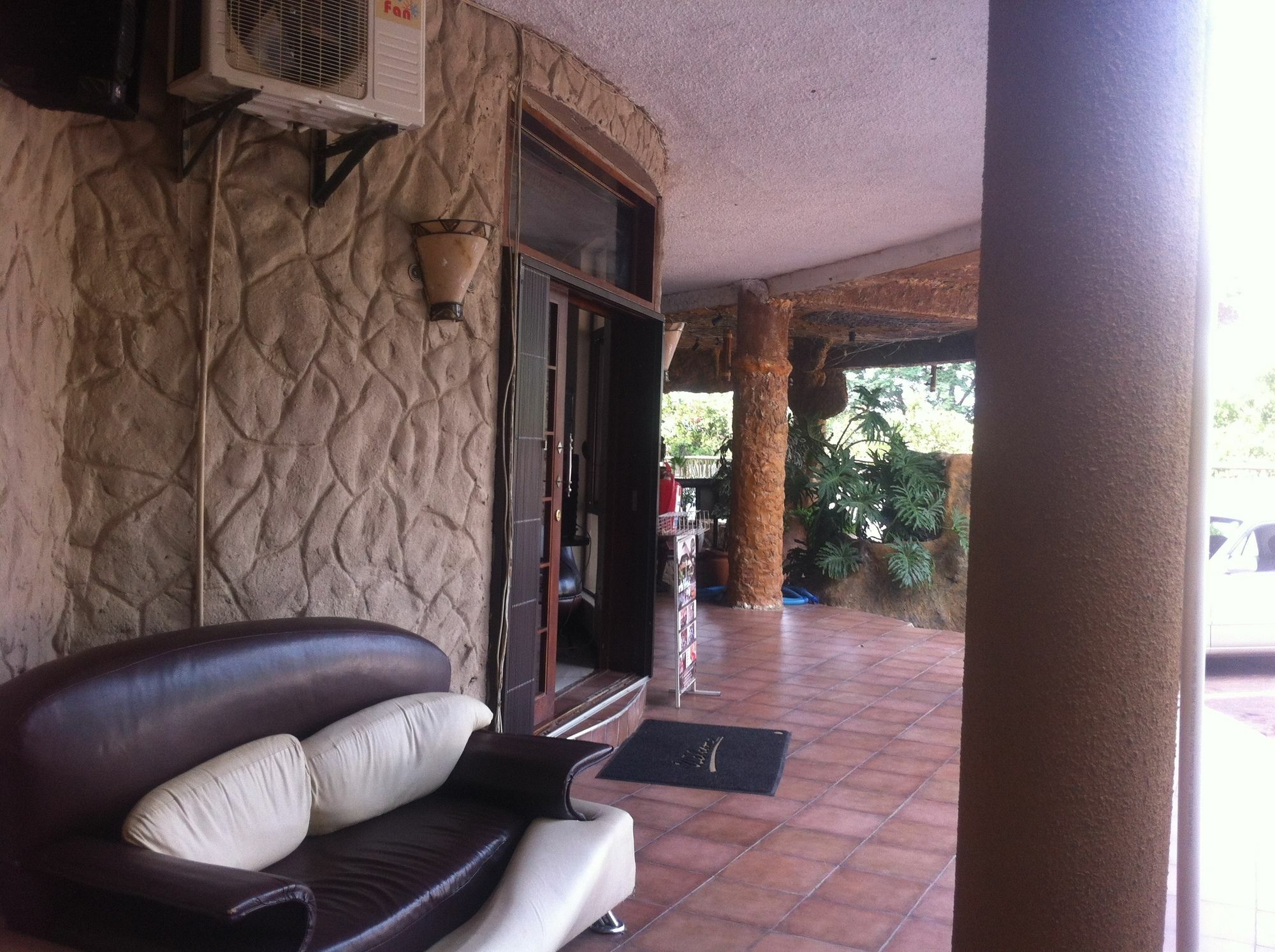 African Home Hotel Габороне Экстерьер фото